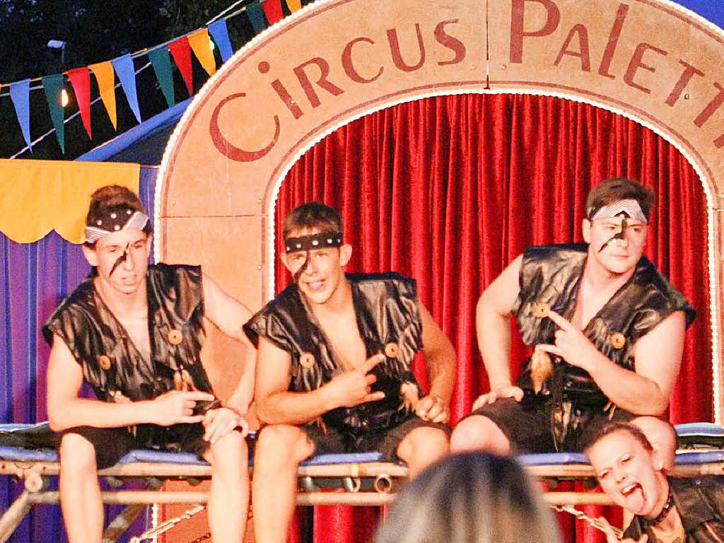 Szenen vom Premiereabend des Circus Paletti in Herbolzheim: Coole Typen auf dem Trampolin zu fetziger Rockmusik.