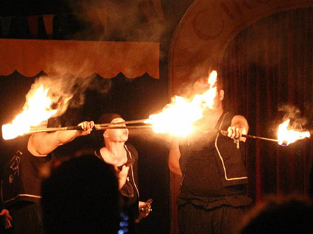 Szenen vom Premiereabend des Circus Paletti in Herbolzheim: Die Feuershow war ein spektakulrer Schlusspunkt.