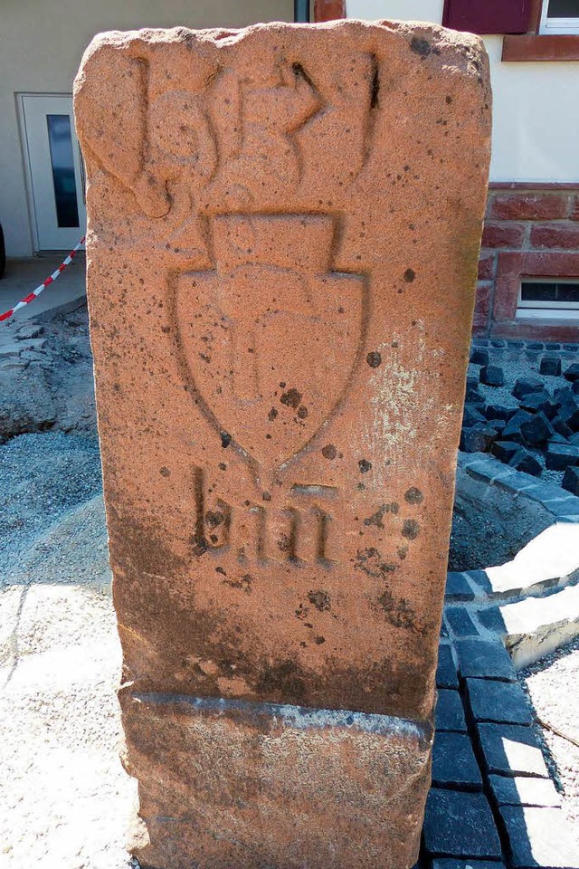 Die Vorderseite des Steins zeigt ein Wappen.  | Foto: Ekkehard Klem 