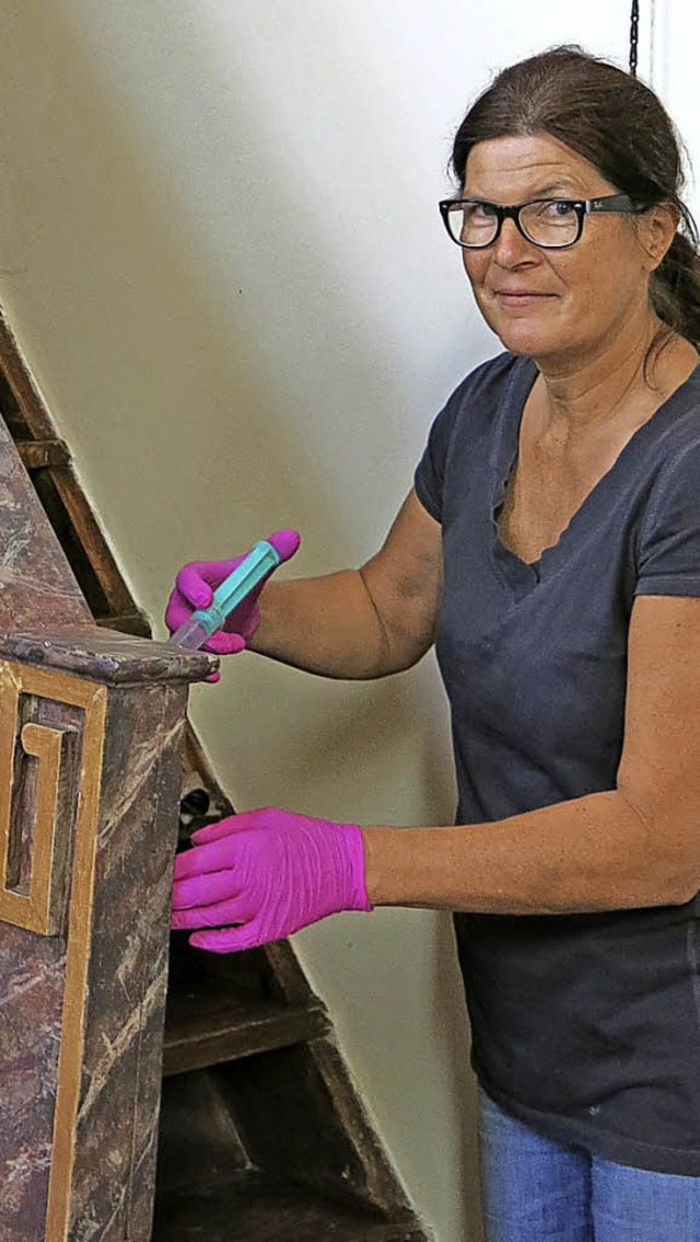 Christina Brauchle nimmt sich der Holzteile der alten Kanzel an ...  | Foto: Erhard Morath