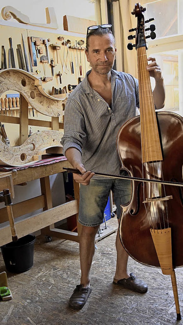Musiker und Instrumentenbauer Michael ...en in seiner Waldkircher Werkstatt ein  | Foto: Markus Zimmermann