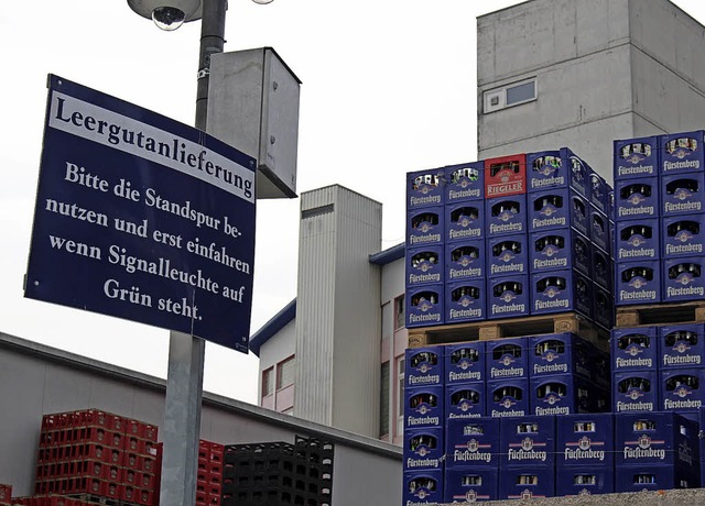Bei der Frstenberg Brauerei trmen si... jetzt die Flaschen dringend bentigt.  | Foto: Guy Simon