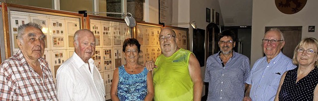 Die Aussteller    Helga und Werner Tra...r die  Ausstellung im   Rathausfoyer.   | Foto: Reinhard Herbrig
