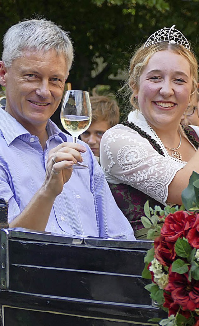 Michael Benitz und Weinprinzessin Hannah Hermann genieen auch ein Glschen.  | Foto: Frank Schoch
