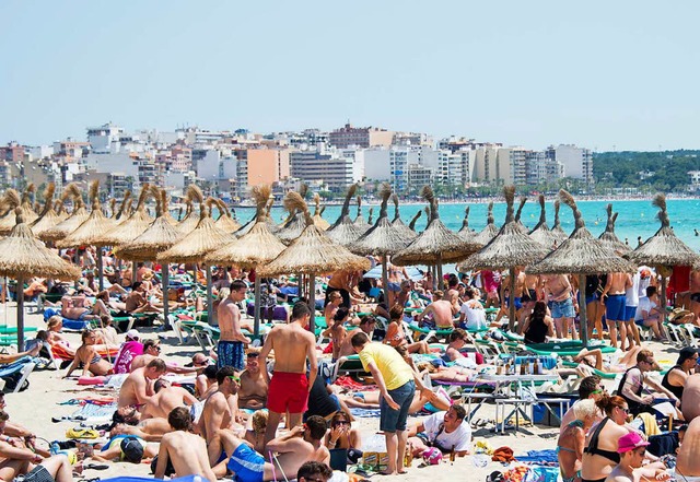 Dichtes Gedrnge am Strand von El Arenal auf der Baleareninsel Mallorca.  | Foto: dpa
