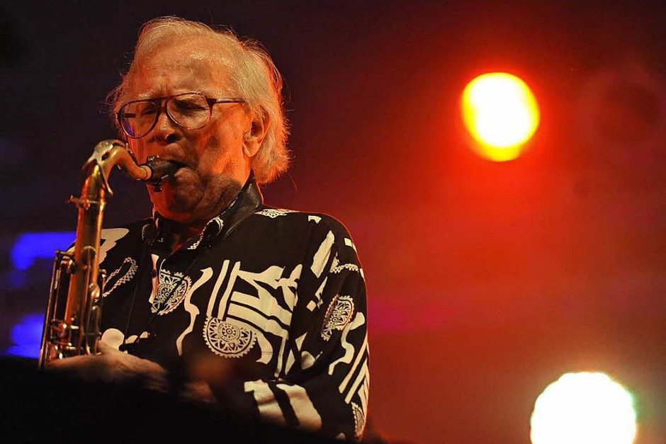 Fulminanter Abschluss der Open Airs im Park: Saxophon-Legende Klaus Doldinger, sein Jazz-Rock-Combo Passport und die überragende Gastsängerin Jocelyn B. Smith sorgten für ein hellauf begeistertes Publikum in Bad Krozingen. (Foto: Hans-Peter Müller) Fulminanter Abschluss der Open Airs im Park: Saxophon-Legende Klaus Doldinger, sein Jazz-Rock-Combo Passport und die überragende Gastsängerin Jocelyn B. Smith sorgten für ein hellauf begeistertes Publikum in Bad Krozingen. (Foto: Hans-Peter Müller)