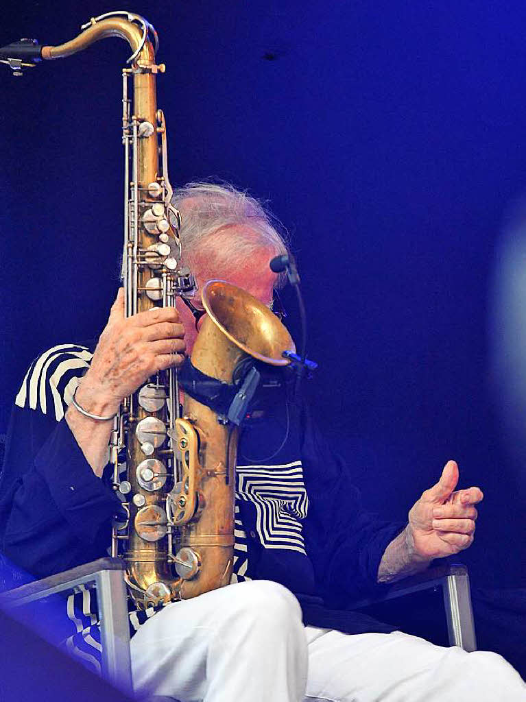 Fulminanter Abschluss der Open Airs im Park: Saxophon-Legende Klaus Doldinger, sein Jazz-Rock-Combo Passport und die berragende Gastsngerin Jocelyn B. Smith sorgten fr ein hellauf begeistertes Publikum in Bad Krozingen.