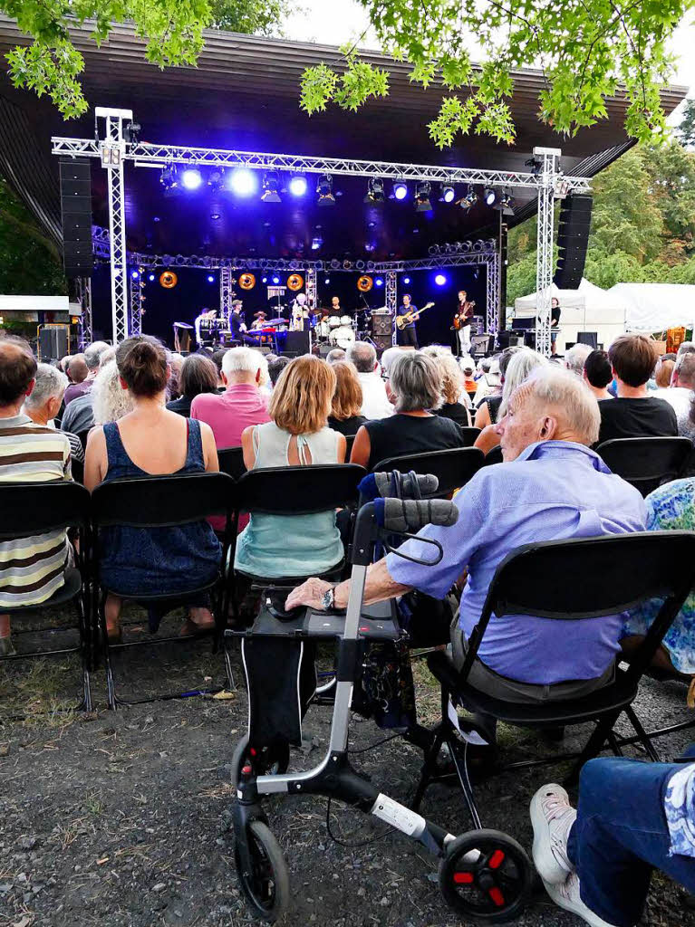 Fulminanter Abschluss der Open Airs im Park: Saxophon-Legende Klaus Doldinger, sein Jazz-Rock-Combo Passport und die berragende Gastsngerin Jocelyn B. Smith sorgten fr ein hellauf begeistertes Publikum in Bad Krozingen.