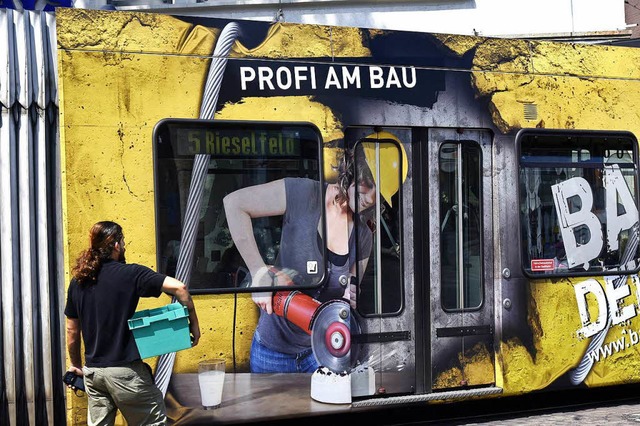 Sorgt  auch fr Einnahmen: Werbung dar...ozent der Fenster einer Tram bedecken.  | Foto: Thomas Kunz