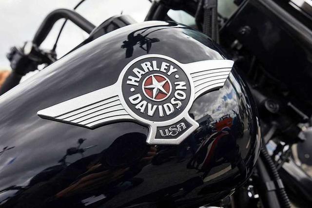 Parkplatzstreit: Muskulöser Harley-Fahrer zerreißt einem Mann das Hemd