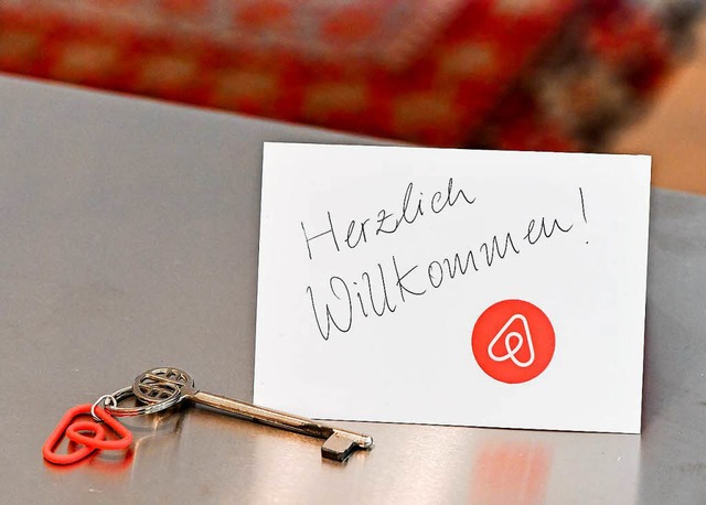 Ein Schlssel mit einem Airbnb-Anhger...Airbnb-Gastgebers fr den Gast bereit.  | Foto: dpa