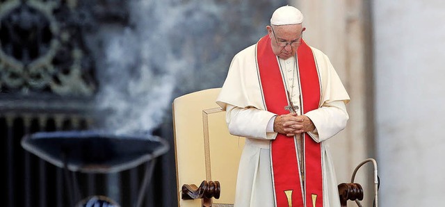 Papst Franziskus betete in dieser Woch...olischen Kirche wohl Sorgen bereiten.   | Foto:  dpa