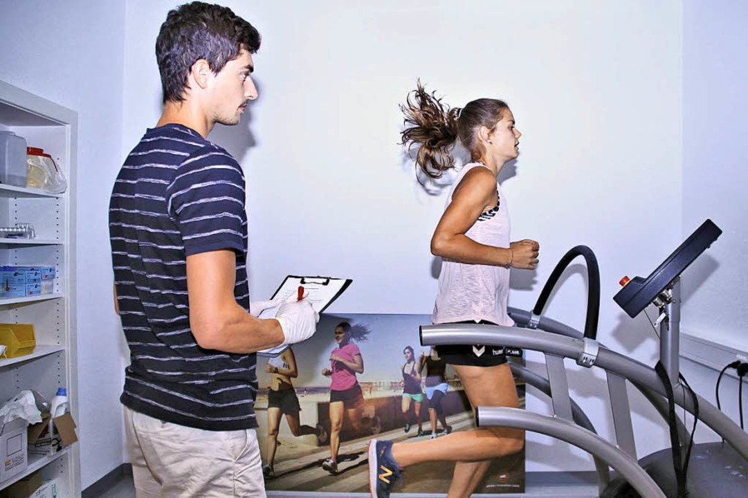 Lilly Hauptmann  joggt auf einem Laufband.  | Foto: Steve Przybilla