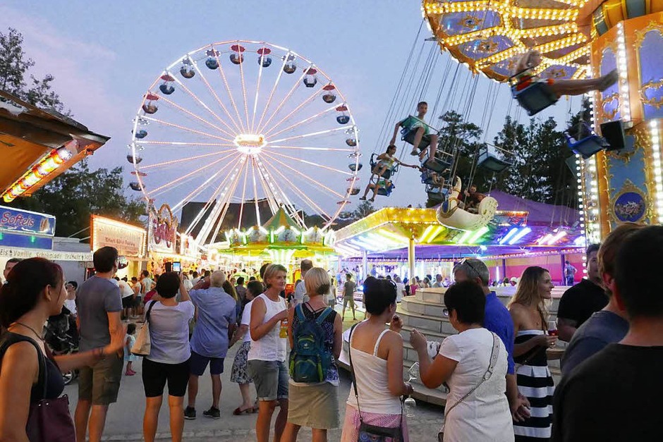 Mediterrane Stimmung, ausgelassene Föhlichkeit, gute Weine und ein reichhaltiges kulinarisches Angebot, das alles bietet das Markgräfler Weinfest in Staufen. Und dazu einen spektakulären Blick vom Riesenrad aus über die Gegend. (Foto: Hans-Peter Müller) Mediterrane Stimmung, ausgelassene Föhlichkeit, gute Weine und ein reichhaltiges kulinarisches Angebot, das alles bietet das Markgräfler Weinfest in Staufen. Und dazu einen spektakulären Blick vom Riesenrad aus über die Gegend. (Foto: Hans-Peter Müller)