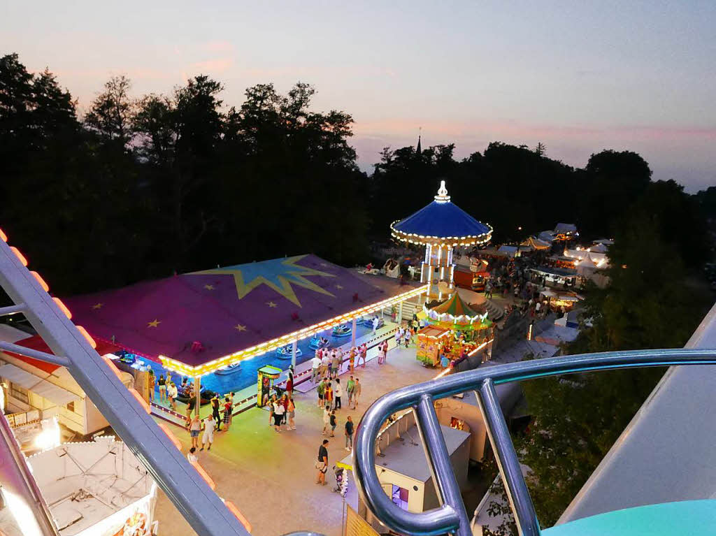 Mediterrane Stimmung, ausgelassene Fhlichkeit, gute Weine und ein reichhaltiges kulinarisches Angebot, das alles bietet das Markgrfler Weinfest in Staufen. Und dazu einen spektakulren Blick vom Riesenrad aus ber die Gegend.