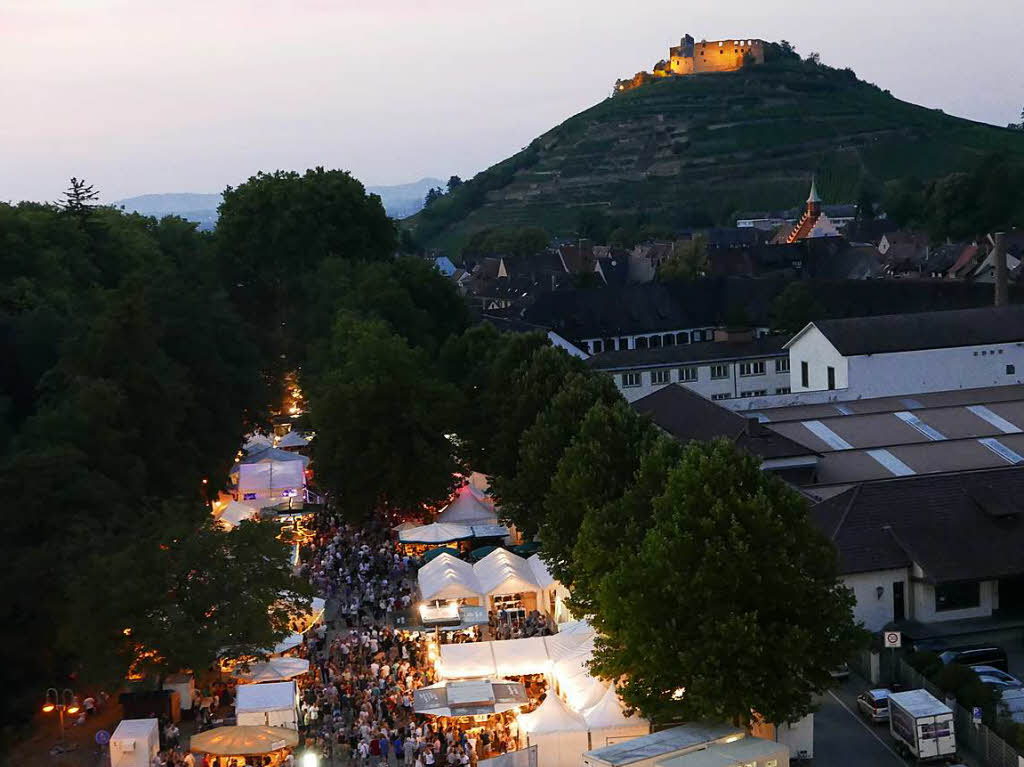 Mediterrane Stimmung, ausgelassene Fhlichkeit, gute Weine und ein reichhaltiges kulinarisches Angebot, das alles bietet das Markgrfler Weinfest in Staufen. Und dazu einen spektakulren Blick vom Riesenrad aus ber die Gegend.