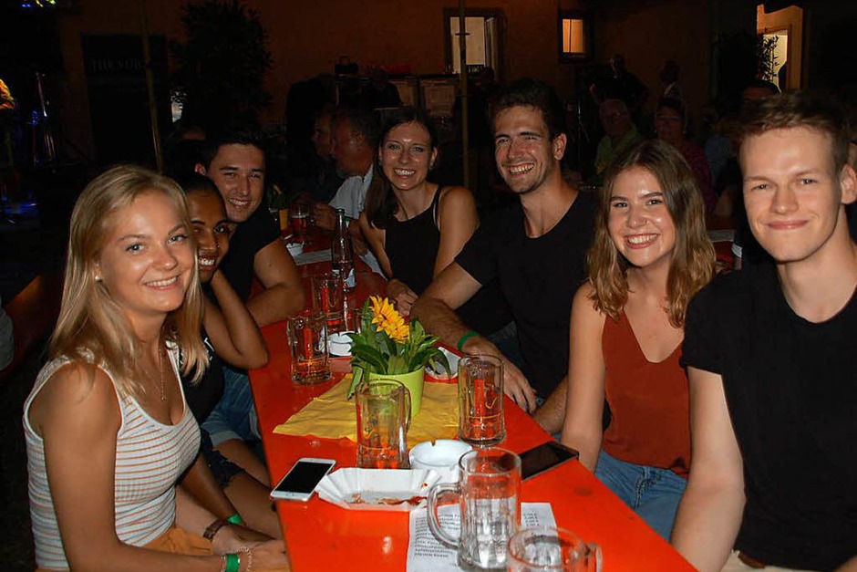 Musik, gute Laune vor und hinter der Küchentheke. Die Stimmung und das Angebot beim Sommerfest der Schmuggler konnten sich sehen lassen. Impressionen von der Veranstaltung (Foto: Petra Wunderle) Musik, gute Laune vor und hinter der Küchentheke. Die Stimmung und das Angebot beim Sommerfest der Schmuggler konnten sich sehen lassen. Impressionen von der Veranstaltung (Foto: Petra Wunderle)