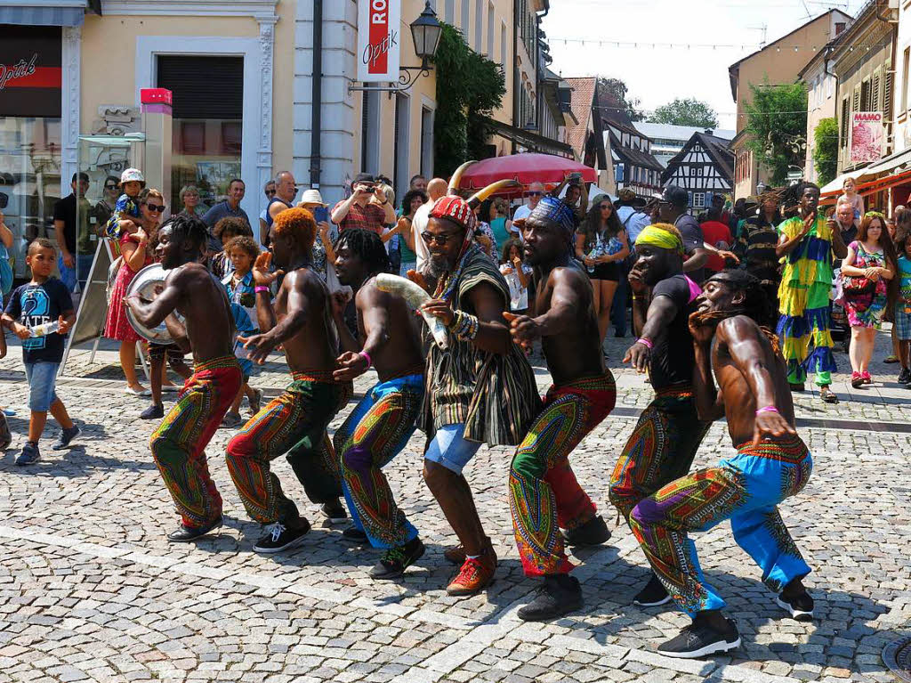 Straenparade zum African Music Festival am Samstag bei heiem Wetter