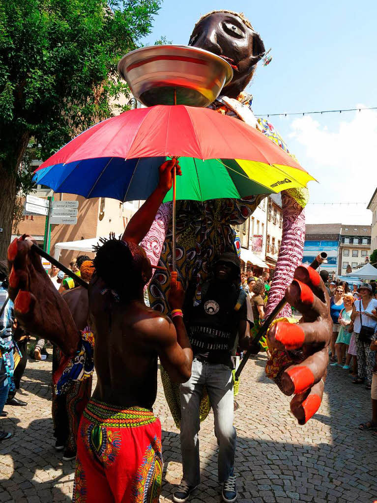 Straenparade zum African Music Festival am Samstag bei heiem Wetter