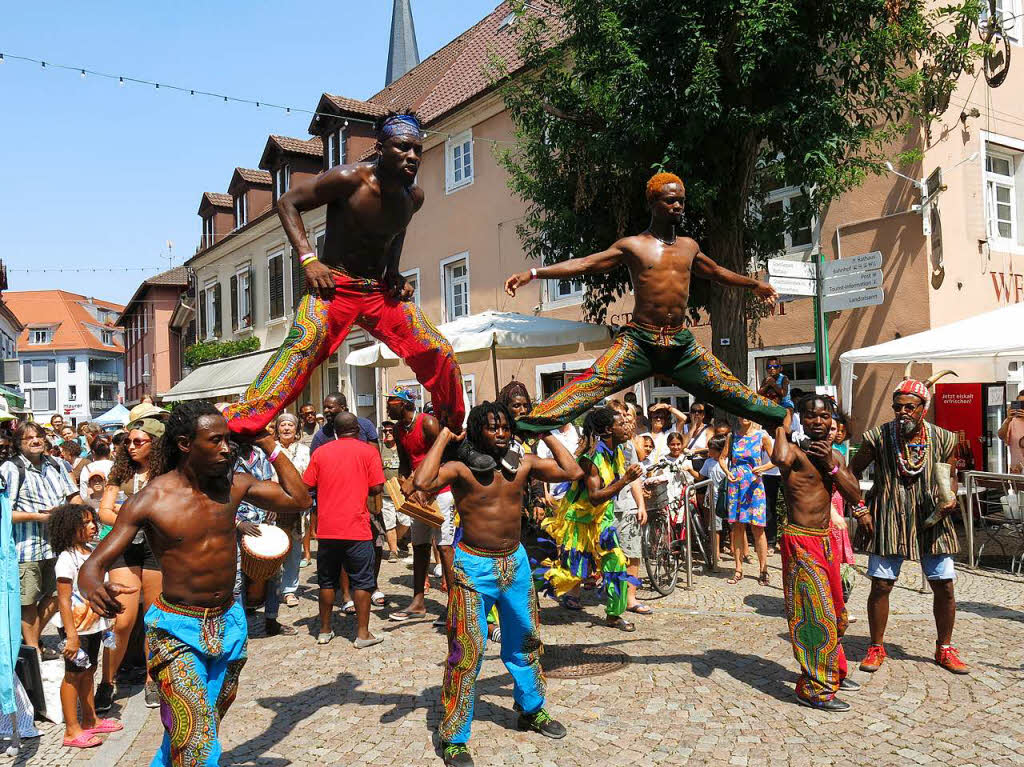 Straenparade zum African Music Festival am Samstag bei heiem Wetter