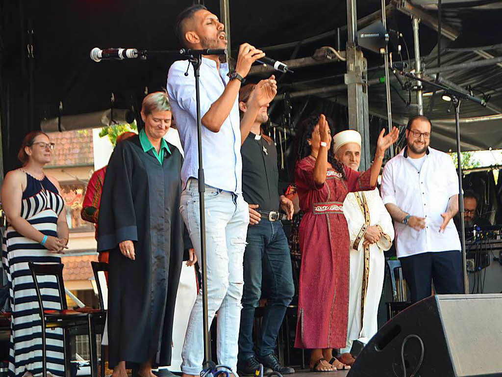 Interreligiser Trialog: Pfarrer, Imam und Rabbi beim Gottesdienst  auf der Festivalbhne