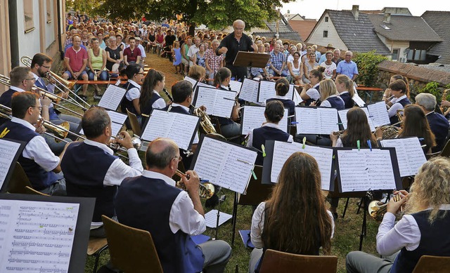 Der Musikverein Knigschaffhausen unte...vor vielen Zuhrern auf dem Kirchhof.   | Foto: Christel Hlter-Hassler