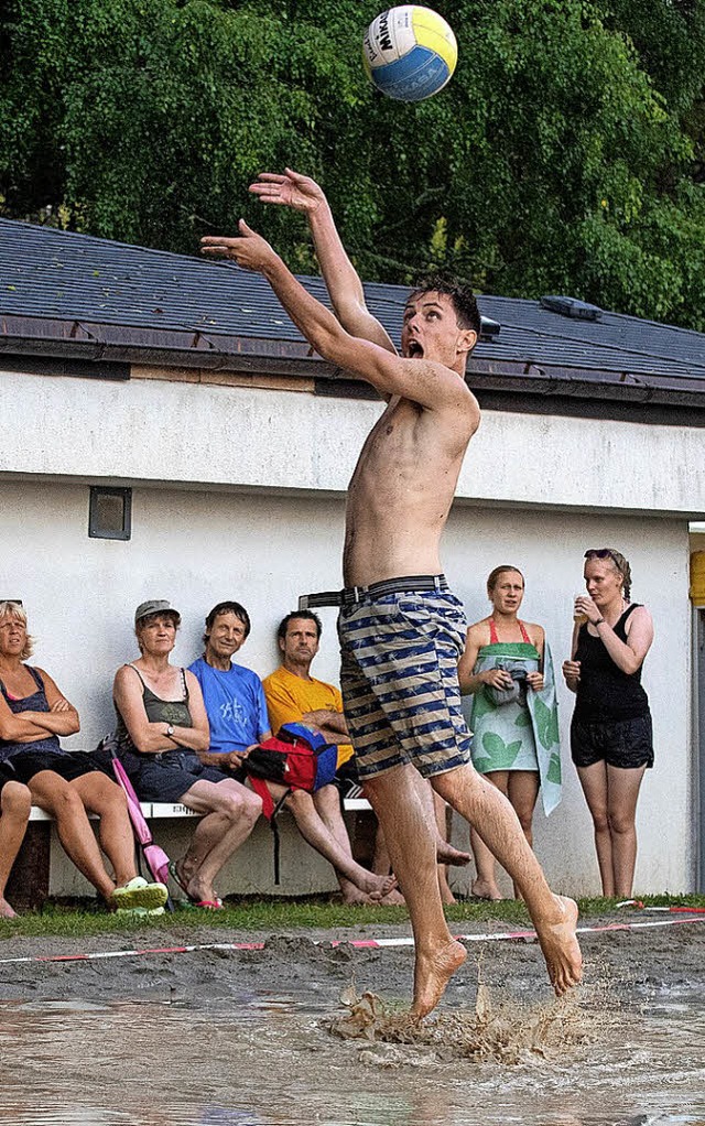 Das Beachvolleyball - Feld in Kappel w...hlagmann Stefan Haury vorne im Zuber.   | Foto: Wolfgang Scheu