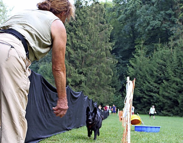 Die Frauchen und Herrchen motivierten ... schnell zu ihnen gelaufen zu kommen.   | Foto: Antonia Lapp