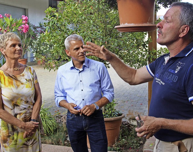 Der Eichstetter Landwirt Wilfried Hiss... Patrick Rapp ber seinen Berufsstand.  | Foto: Horst David