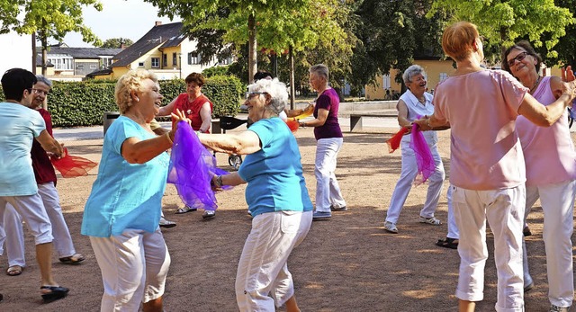 Trotz Hitze in Schwung: die Seniorenta...e unter der Leitung von Monika Maier.   | Foto: Julius Steckmeister