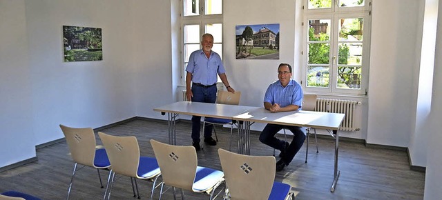 Ortsvorsteher Franz Griesbaum und Brg...chfer (rechts) im neu sanierten Raum.  | Foto: Gemeinde