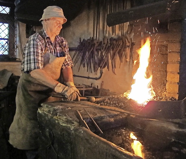 Rudolf Schpflin aus Schallbach, ehema...e ihm in der Museumsschmiede zusahen.   | Foto: Jutta Shtz