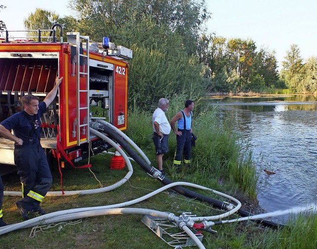 Wasser marsch hie es bei der Feuerweh...elvereins &#8211; zum Wohl der Fische.  | Foto: Rudi Rest