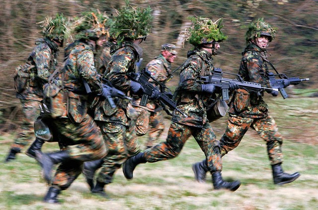 2001 wurde der Wehrdienst  abgeschafft...; und mit ihm auch alle Ersatzdienste.  | Foto: dpa