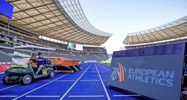 Berlin sieht blau: Von diesem Montag a...ropas im Olympiastadion an den Start.   | Foto: DPA