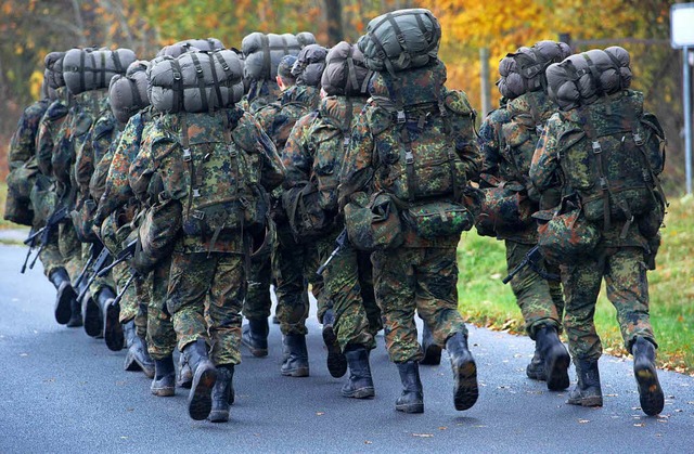 2011 wurde die Wehrpflicht ausgesetzt.... gar als Dienst fr Mnner und Frauen?  | Foto: dpa