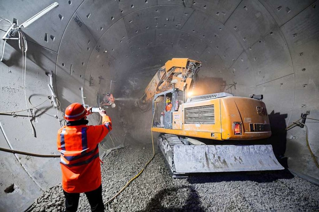 Rastatt: Ein Bagger fräst sich in der ...des Bahntunnels durch Beton und Stahl.  | Foto: dpa