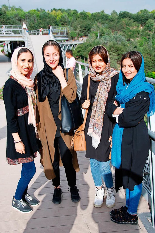 Sepideh und Simin (von links) mit  Freundinnen  | Foto: Michael Wrase