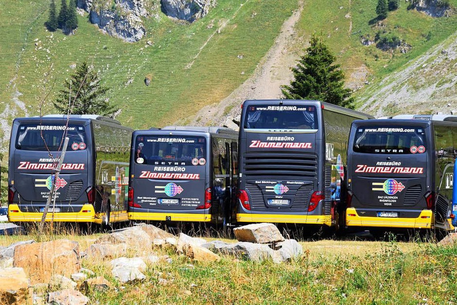 Eine herrliche Fernsicht offerierte den Lesern der Badischen Zeitung am Samstag auf dem Säntis tolle Blicke in die Schweizer Bergwelt. 270 Leser in fünf Reisebussen erlebten einen eindrucksvollen Tag auf 2502 Metern Höhe. (Foto: Hildegard Siebold) Eine herrliche Fernsicht offerierte den Lesern der Badischen Zeitung am Samstag auf dem Säntis tolle Blicke in die Schweizer Bergwelt. 270 Leser in fünf Reisebussen erlebten einen eindrucksvollen Tag auf 2502 Metern Höhe. (Foto: Hildegard Siebold)