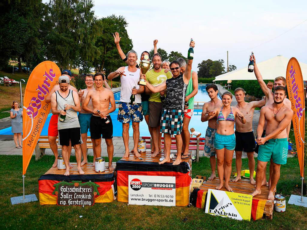 Die Siegerteams beim Beachvolleyball.
