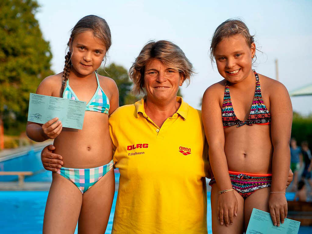 Bademeisterin Edith Stallmann mit zwei stolzen Absolventinnen des Jugendschwimm-Abzeichens.