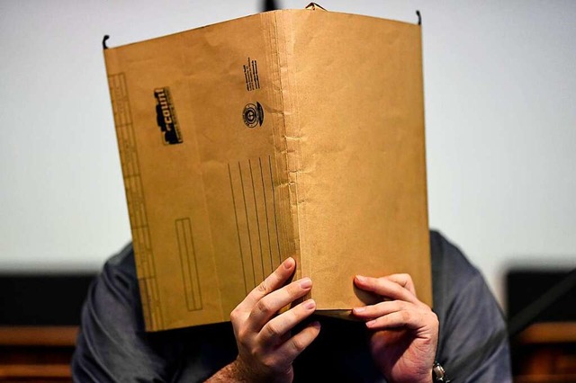 Javier G.D. verbarg auch vor der Urtei...ndung sein Gesicht hinter einer Mappe.  | Foto: dpa