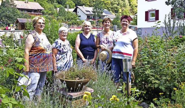 Die fleiigen Grtnerinnen Rosa Beham,... Garten AG sind gerade in den Ferien.   | Foto:  Maria Gutjahr