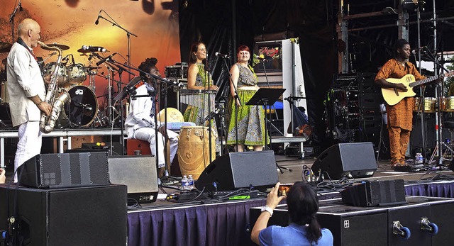 Ma belle Chrie mit Werner Englert (li...luss beim African Music Festival auf.   | Foto: Sindlinger