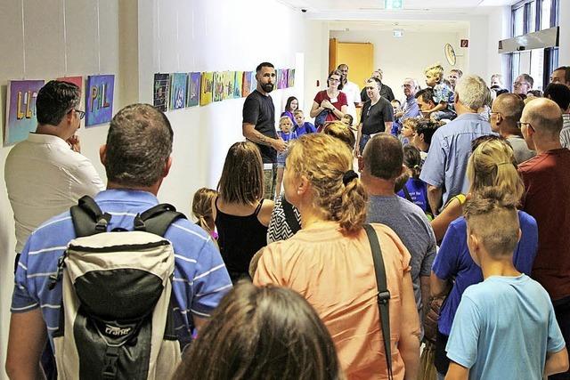 Kinder treffen echten Graffiti-Knstler