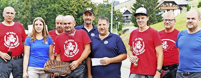 Die Motorradfreunde Grundholz (rote T-...k Speck mit nach Hause in Laufenburg.   | Foto: wehrle