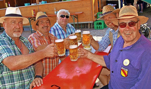 Ein khles Bier tut gut bei der Hitze: Die Besucher stieen an.   | Foto: Ringwald