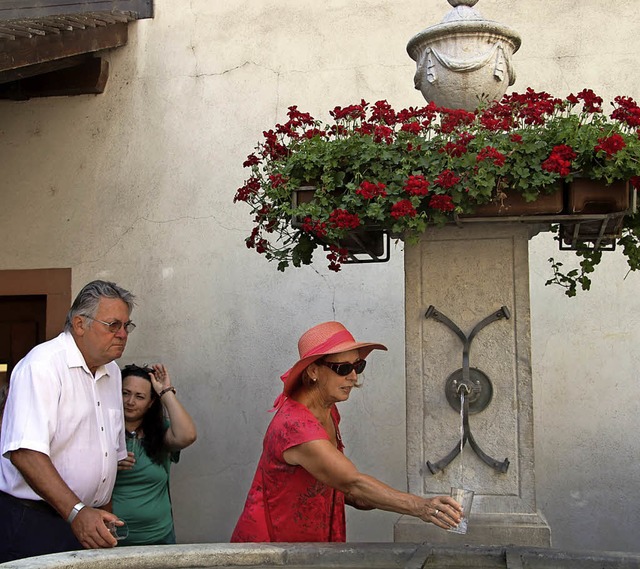 Felicitas und Bernd Bellm aus Schopfhe...e Mineralwasser der Schweiz schmeckt.   | Foto: Ursula Schiller