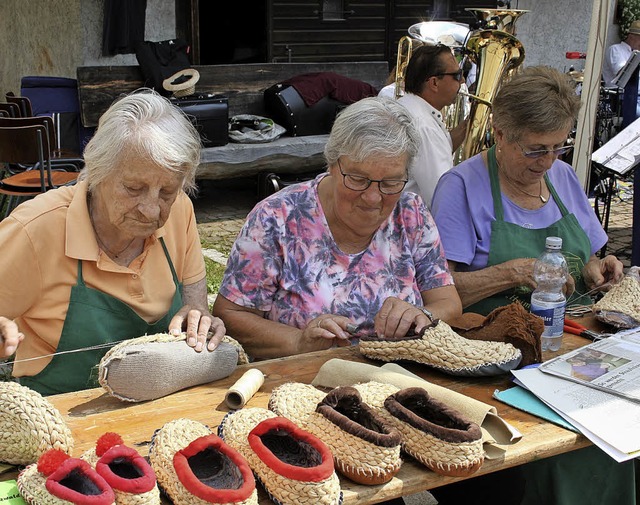 Erna Jansen, Sigrid Schwald und Erika ...e Kunst des Strohschuhflechtens vor.    | Foto: Andreas Bhm