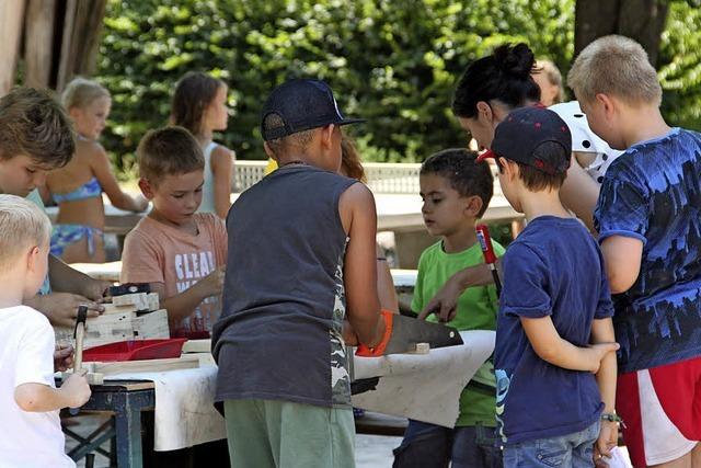 Kinder hmmern und sgen in Lrrach beim Ferienprogramm der Kaltenbach-Stiftung